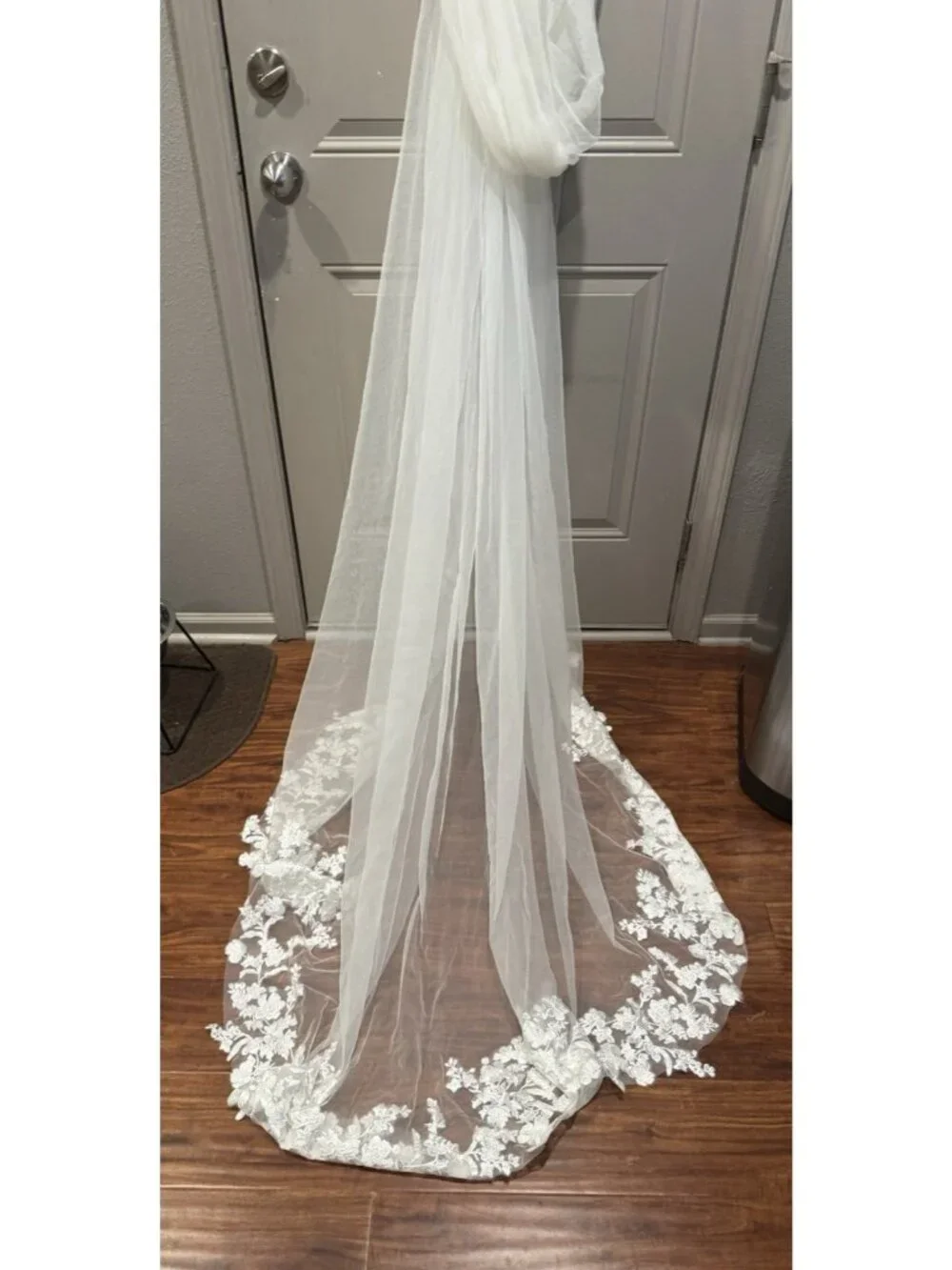 Bridal Applique Veil 1 Layer Lace Embroidered Edge Cathedral Wedding Veil NEW